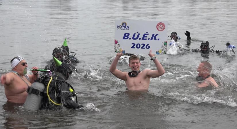 Koccintás a tó mélyén