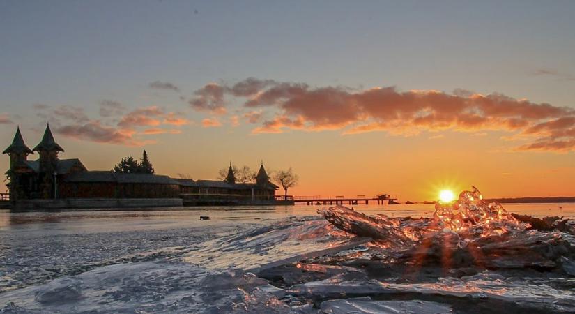 Megjelent az első jég a Balatonon, de a viharos szél egyelőre nem hagyja befagyni a tavat