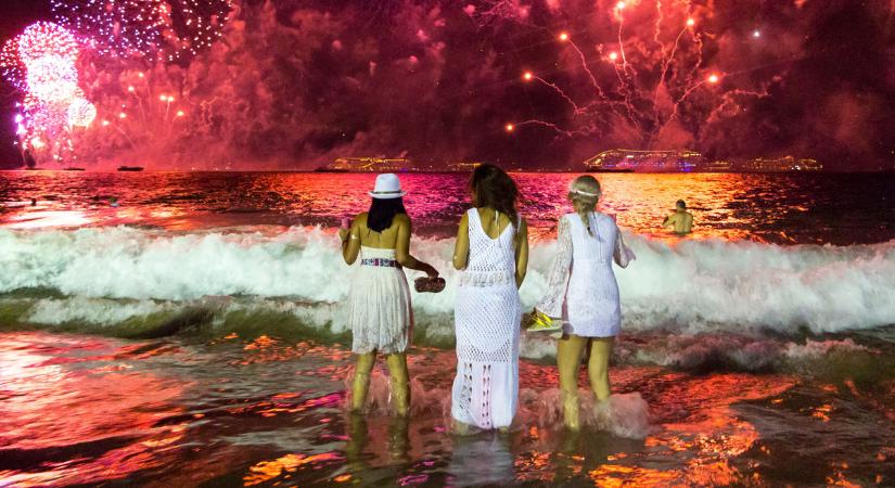 Medvetánc, whiskey, hullámlovaglás: furcsa szilveszteri hagyományok, amikről nem hallottál