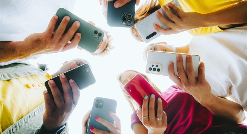 Szeptembertől letiltanák a közösségi médiáról a 15 év alattiakat Franciaországban