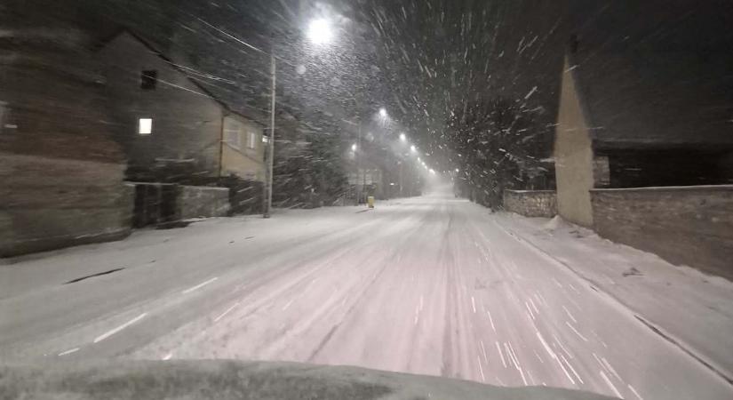 Visszatért a hó, a Bakony már durván behavazott, óvatosan az utakon! ( videók)