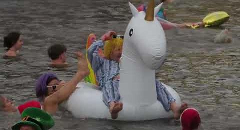 Dacoltak a faggyal: szilveszteri csobbanással búcsúztatták az óévet Tapolcán (veol.hu)