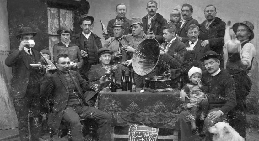 A régi újévi hagyományok között varázsló és jósló szokások is voltak, némelyik egészen hajmeresztő