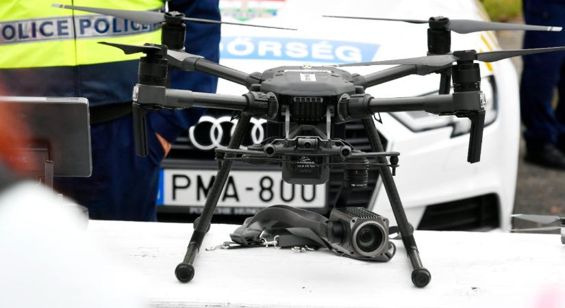 Rendőrségi drónok cikáztak az M7-es fölött