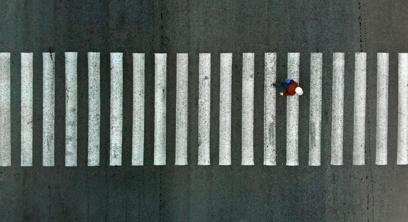 Fékezés nélkül, a zebrán csaphatták el a fiatal párt – videó