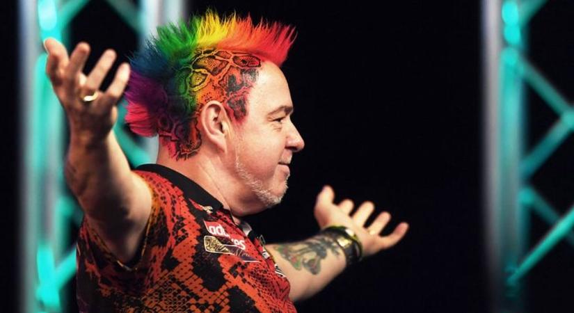 Kiszakadt a dartsos mémzsák