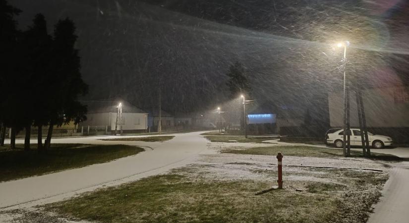 Erős havazás érte el Vast - Fehérbe borult a táj szilveszterre
