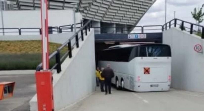 Harmincmillió eurós stadion, kis szépséghibával