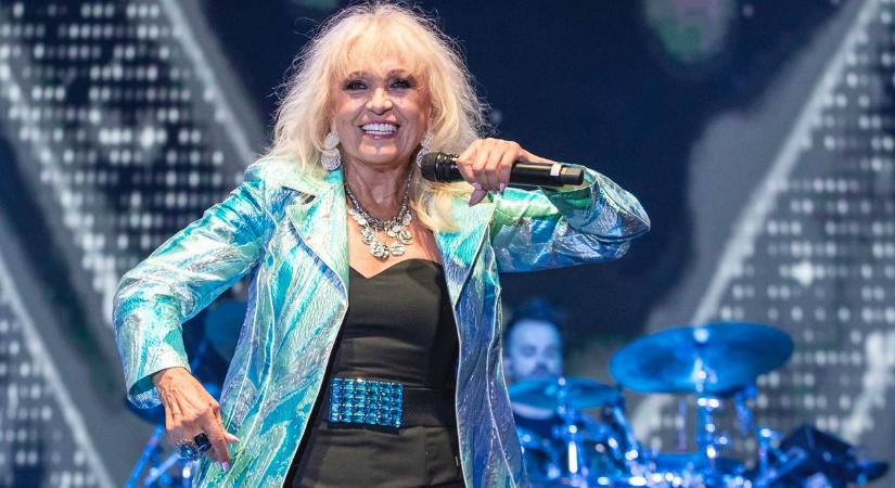 Az ünnepekkor sem lassít az énekesnő – Csepregi Éva így búcsúzik az évtől