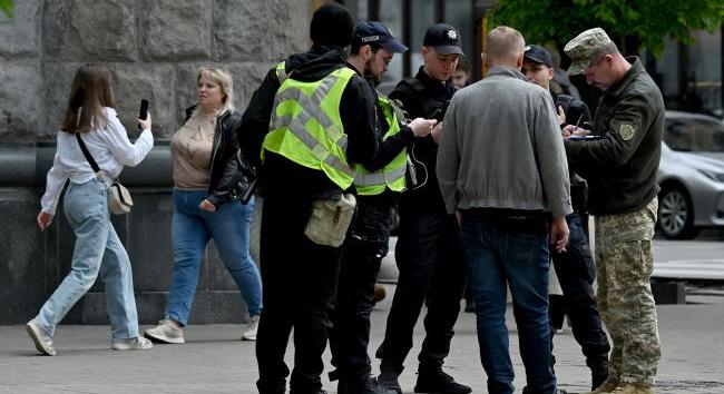 Rálőtt a toborzóra utcai okmányellenőrzés közben egy férfi Harkivban, a rendőrség gyorsan elfogta a támadót