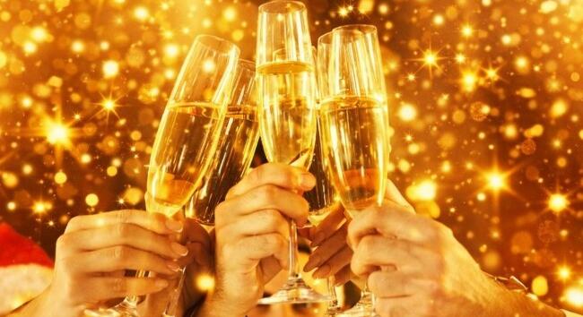 Bútorhajítás, szőlőevés és piros fehérnemű - 7 furcsa szilveszteri szokás Európában