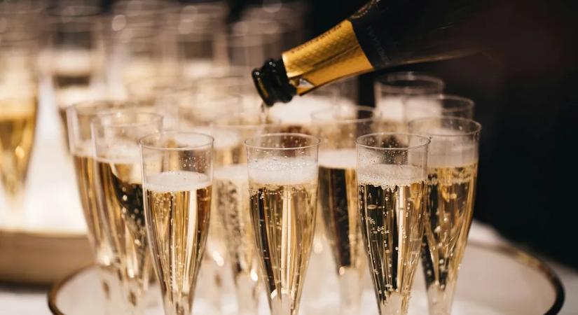 Koccintás, ami új évet nyit – a pezsgő meglepő hatása