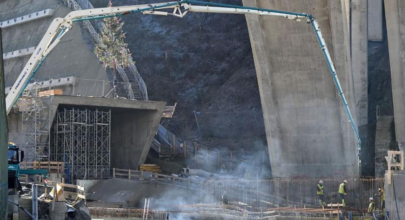 Látványos fotókon a világ leghosszabb vasúti alagútjának építése