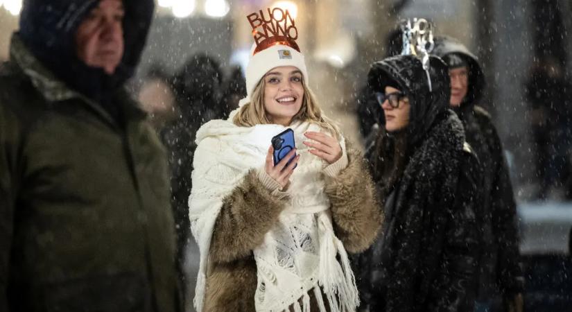 Szilveszter Budapesten: hóesésben köszöntötte a főváros az új évet