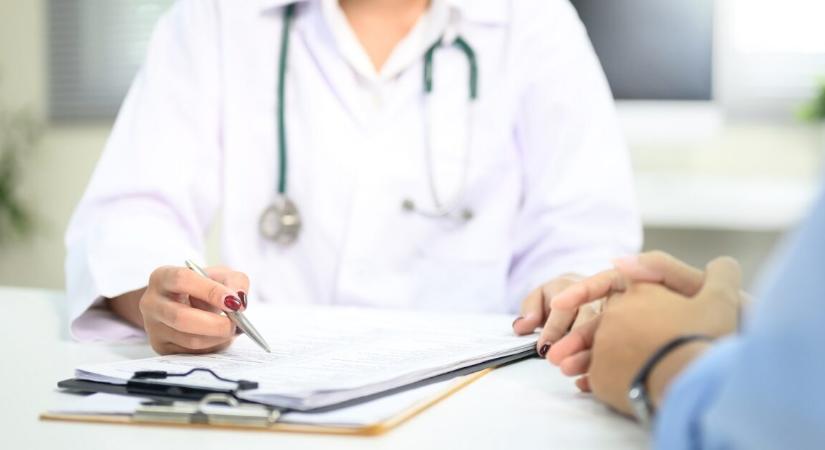 5 hónapra eltiltották a betegektől a háziorvost – így bukott le a doktornő