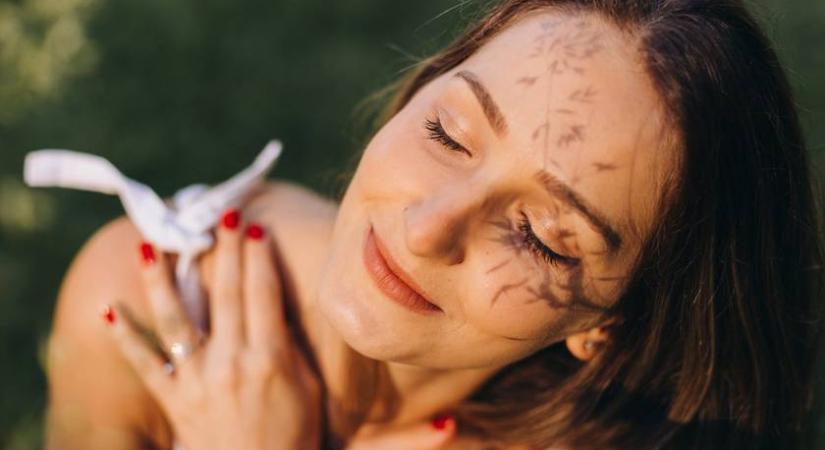 Évekkel megfiatalítja az arcot, megelőzi a mély ráncokat ez a mozdulat - Napi néhány perc is elegendő