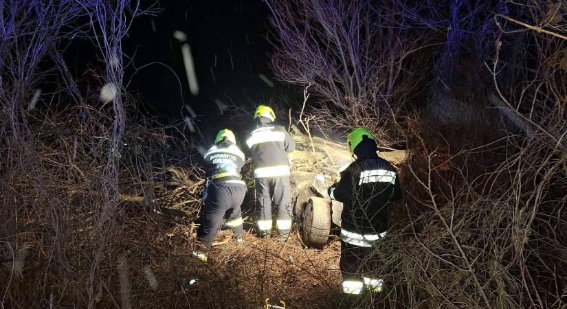 Bokrok közé csapódott egy Passat szilveszterkor a Balaton-parton ( helyszíni fotók)