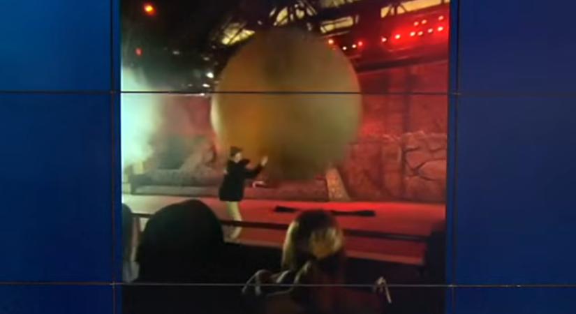 Kipattant az Indiana Jones díszletéből a 180 kilós guruló „szikla”, egy Disney-alkalmazott eléugrott, hogy megmentse a közönséget