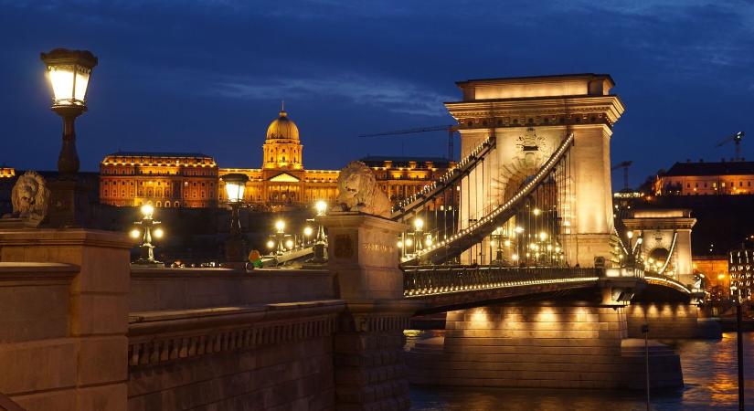 Kitört a háború Budapest belvárosában az éj leple alatt, egy pillanat alatt vált hadszíntérré a rakpart