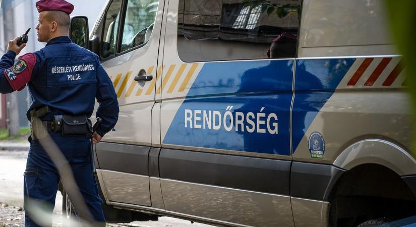 Mindenhol keresik a fejvadászok – újabb fotók a brutális gyilkosság miatt körözött férfiről