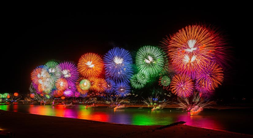 Hatalmas tűzijátékkal és Guinness-rekord drón show-val köszöntötte 2026-ot Rász el-Haima