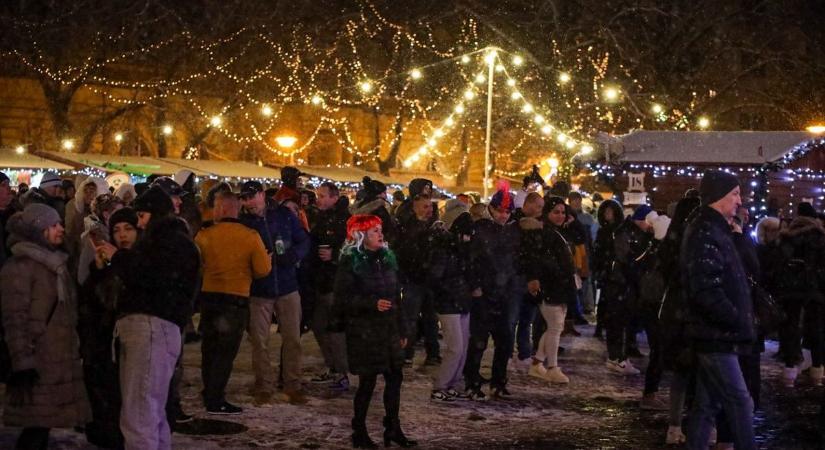 Hatalmas tömeg, hajnalig tartó buli: így robbant be az újév Szolnokon – videóval, galériával
