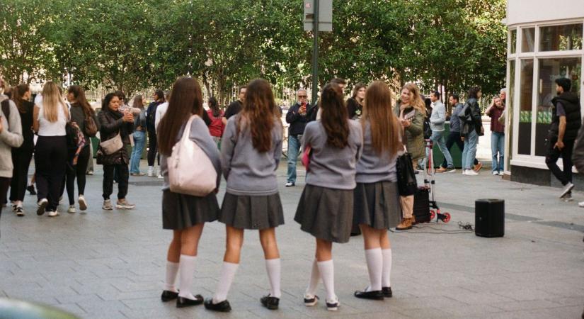 Franciaország is törvénnyel tiltaná le a gyerekeket a közösségi oldalakról