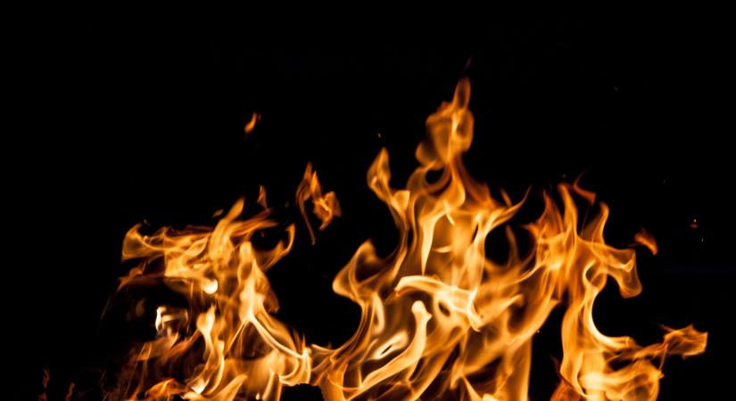 Rengeteg tűzoltó dolgozott a mosonmagyaróvári raktártűz megfékezésén