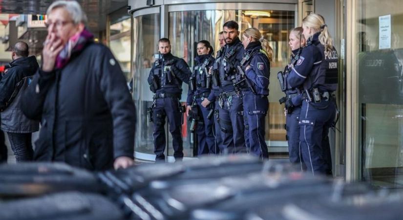 Döbbenetes német bankrablás: kitört a tüntetés, az ügyfelek kivonultak az utcára, elbukhatták az összes pénzüket – hihetetlen videót hoztak nyilvánosságra a tettesekről