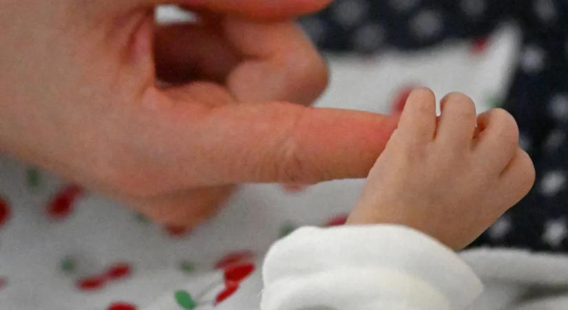 Nem bízta a véletlenre az idei év első babája, pontban éjfélkor született