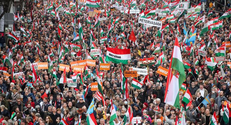 Itt a válasz arra a kérdésre, hogy a Fidesz vagy a Tisza Párt nyerte az évet