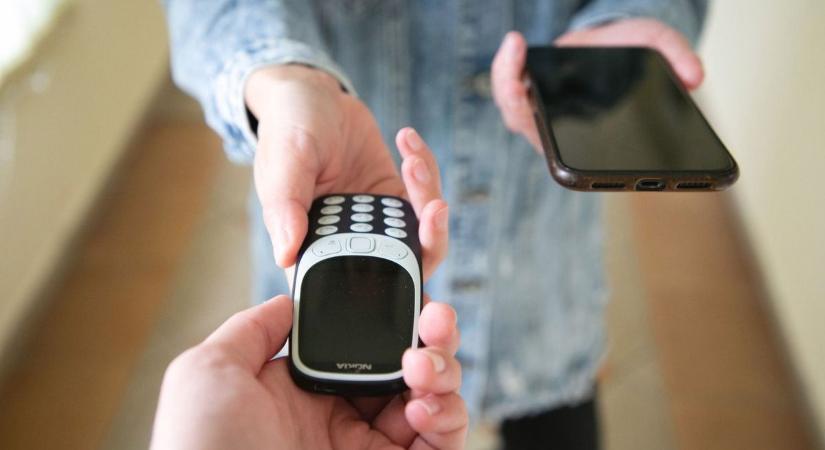 Elegük lett az okosvilágból? Váratlan fordulat: tömegek váltanak újra butatelefonra