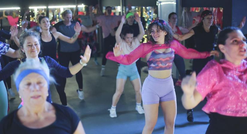 Retró zene, retró szett, izzadság és egy fitnesz nagymama – így búcsúztatták az óévet ebben a szegedi konditeremben