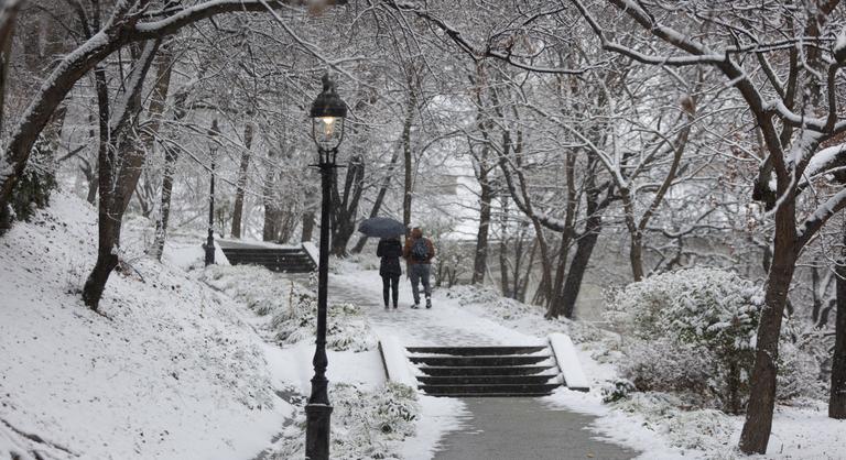 Meglepte az országot a szilveszteri havazás, több helyen is küzdenek a hókotrók