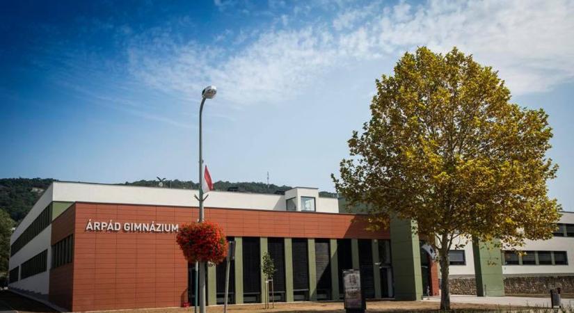 Újévi jókívánságok a tatabányai Árpád Gimnázium vezetőségétől