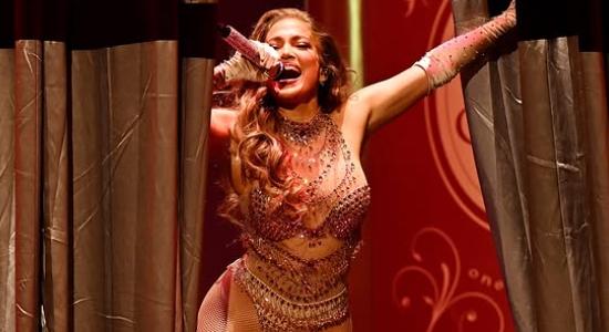 Jennifer Lopez az év utolsó koncertjén megmutatta gyermekeit, de előtte még letolt egy szexi show-t