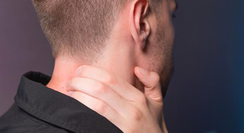 Ezt jelenti, ha feszült pillanatokban a nyakad dörzsölöd – a pszichológia szerint