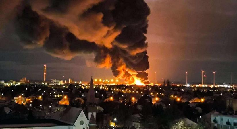 Hatalmas tűz az UFM gyárnál szilveszter éjszaka – egy rakéta okozhatta a bajt az ügyvezető szerint - fotók