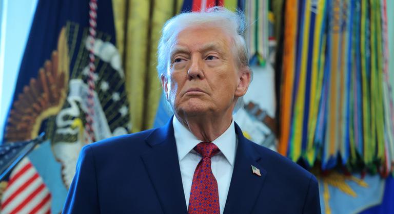 Donald Trump teljesen elszabadult szilveszterkor, mindenkit kiosztott a közösségi oldalán