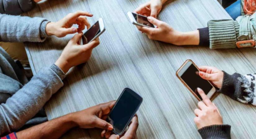 Van, aki inkább a járdát nyalogatná, csak ne kelljen mellőznie a mobilját