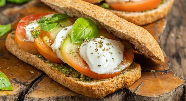 Laktató, isteni vega szendvics: paradicsom, sajt és pesztó dobja fel