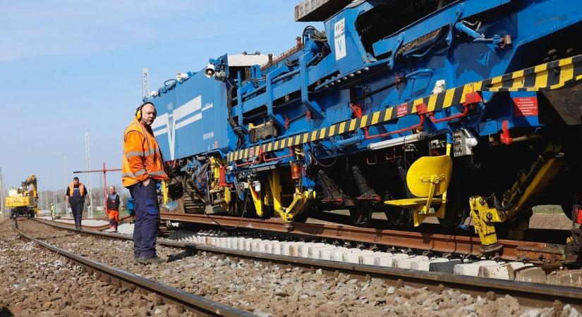 Budapest–Belgrád: Lázár János határidőt szabott, egy jelentésen múlik minden – a németek mondhatják ki azt, amire mindenki várt