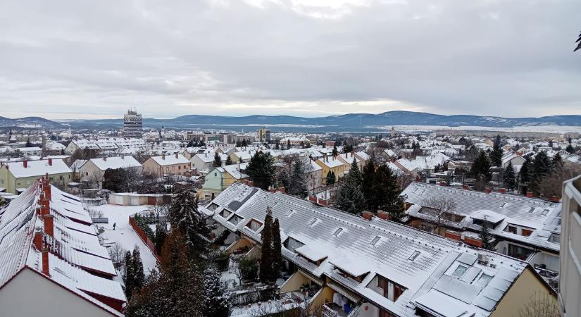 Fehér lepel borítja a veszprémi háztetőket (képgaléria)