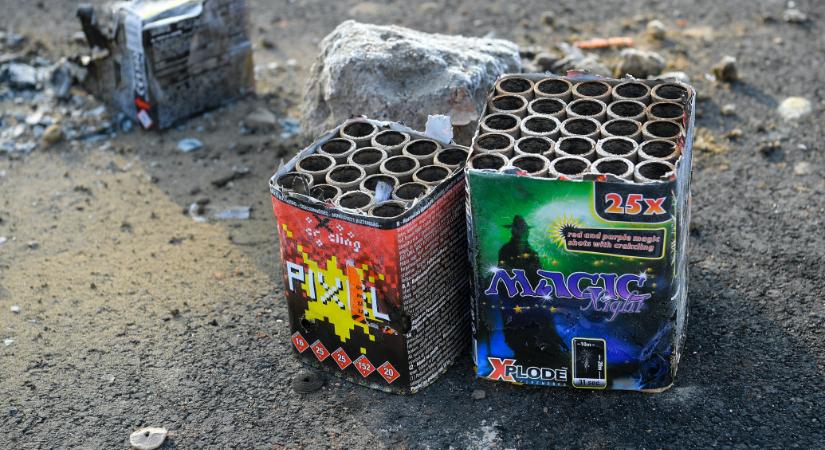 240 helyszínre riasztották a tűzoltókat szilveszterkor, tóba fagyott hattyút és vízóraaknába esett pónit is menteni kellett