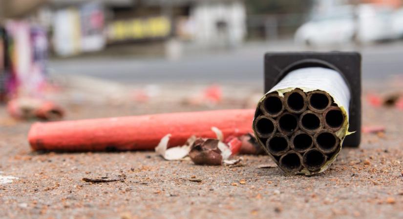 Aknába esett pónit mentettek és számos tüzet megfékeztek a tűzoltók szilveszterkor