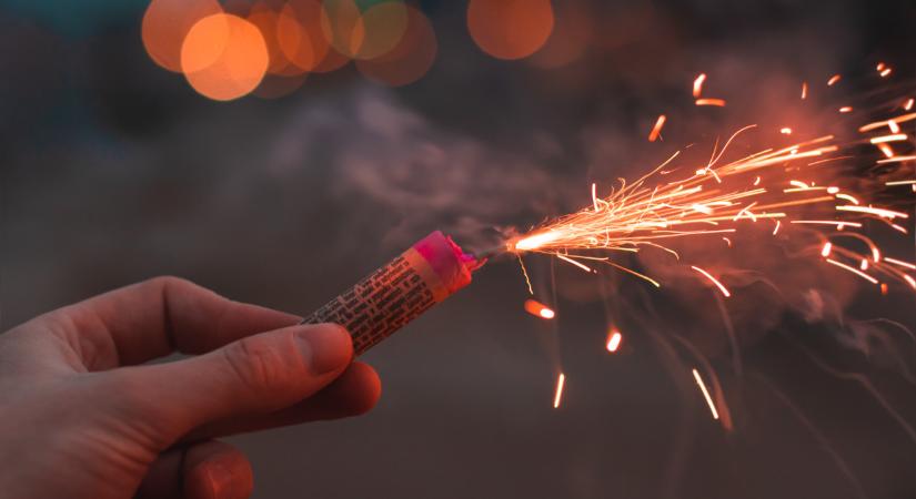 240 helyre riasztották a tűzoltókat szilveszterkor: 37 esetben tűzijáték okozott tüzet