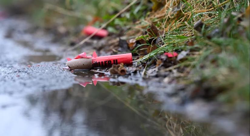 Levitte a petárda három ujját egy római fiatalnak, a kórházból visszament petárdázni, mire az arcába robbantott és kilőtte a szemét