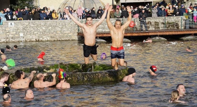 Megadták a módját a szilveszteri úszásnak, nézz vicces képeket! (galéria)