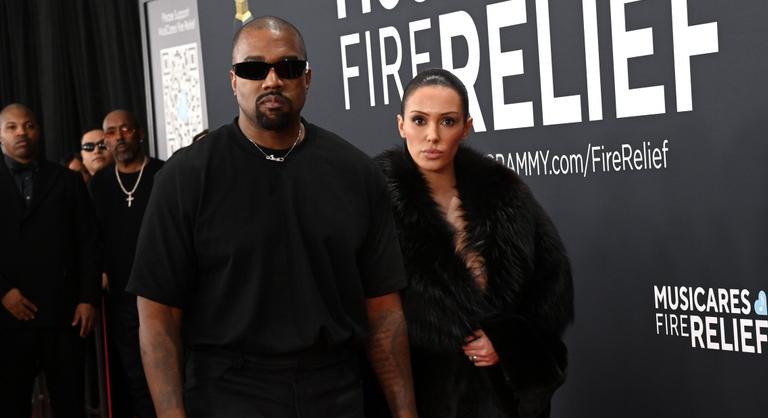 Kanye West felesége feminista luxusbútorokat és hüvelytükör ihlette ékszereket tervezett