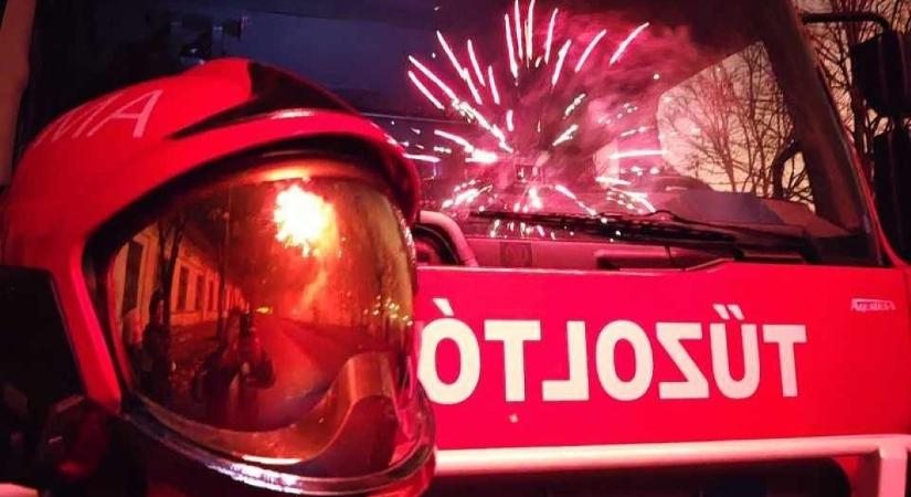 Durva napjuk volt a magyar tűzoltóknak: autó és ház is lángra kapott az év utolsó napján, de mentettek pónit is